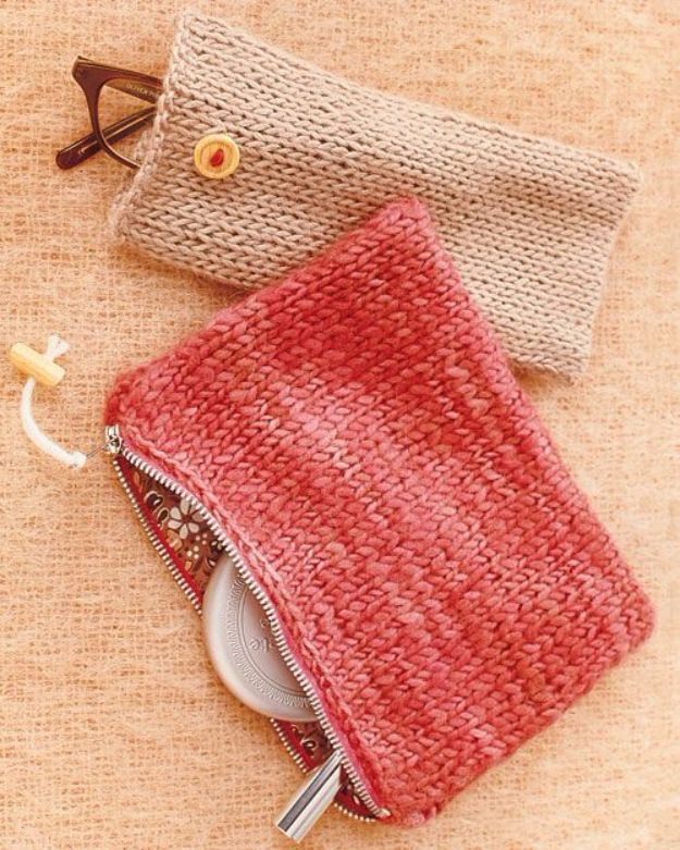 two small purses sitting on top of a carpet next to a pair of glasses