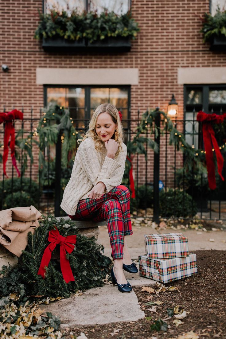 Christmas Plaid Outfit, Christmas Outfits Teens, Simple Christmas Outfits, Plaid Pants Outfit, Casual Christmas Party, Christmas Outfit Inspiration, Casual Christmas Party Outfit, Tartan Pants, Trendy Christmas Outfits