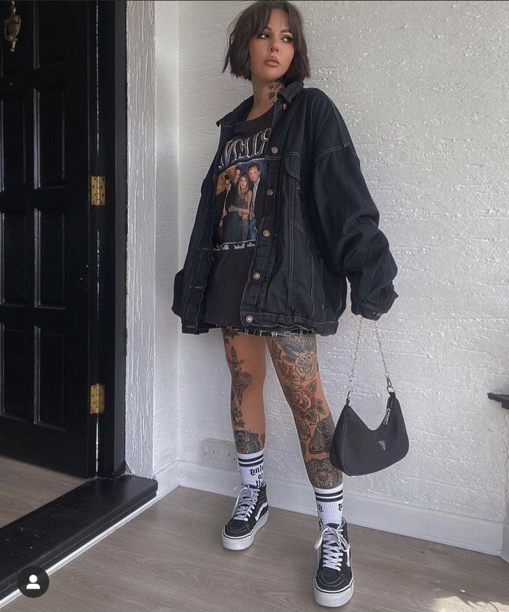 Curly Hair Edgy Style, German Outfits Women Summer, Casual Outfits Alternative, Rock N Roll Inspired Outfit, Outdoor Night Concert Outfit, Staple Clothing Items, Casual Arcade Outfit, Porter Robinson Concert Outfit, Tomboy Outfits With Shorts