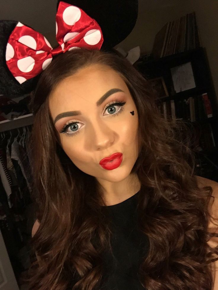 Disney makeup! Minnie Mouse inspired look. Mini Mouse Makeup Girl, Simple Minnie Mouse Makeup, Minnie Mouse Inspired Makeup, Minnie Maus Make Up, Mini Mouse Makeup Ideas, Minnie Mouse Makeup Halloween, Minnie Mouse Halloween Makeup, Minnie Mouse Makeup For Women, Mickey Makeup