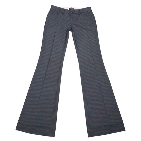 Y2K Gray Low Rise Pinstripe Flare Pants (XS) 2000s Pants, Corpcore Office, Low Waisted Pants, 90s Minimalism, Minimalism Aesthetic, Y2k Trousers, Sixth Form Outfits, Flare Dress Pants, Low Rise Flare Jeans