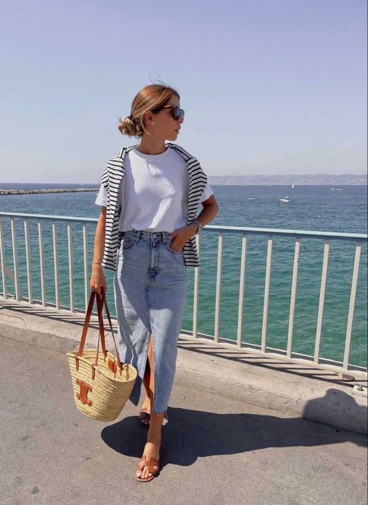 Modest Chic Outfits Summer, Hot Weather Outfits Work, Very Hot Weather Outfit Summer, Summer Minimalist Outfits, Sassy Outfits, Europe 2024, Coastal Fashion, 2023 Outfits, Weekend Outfits