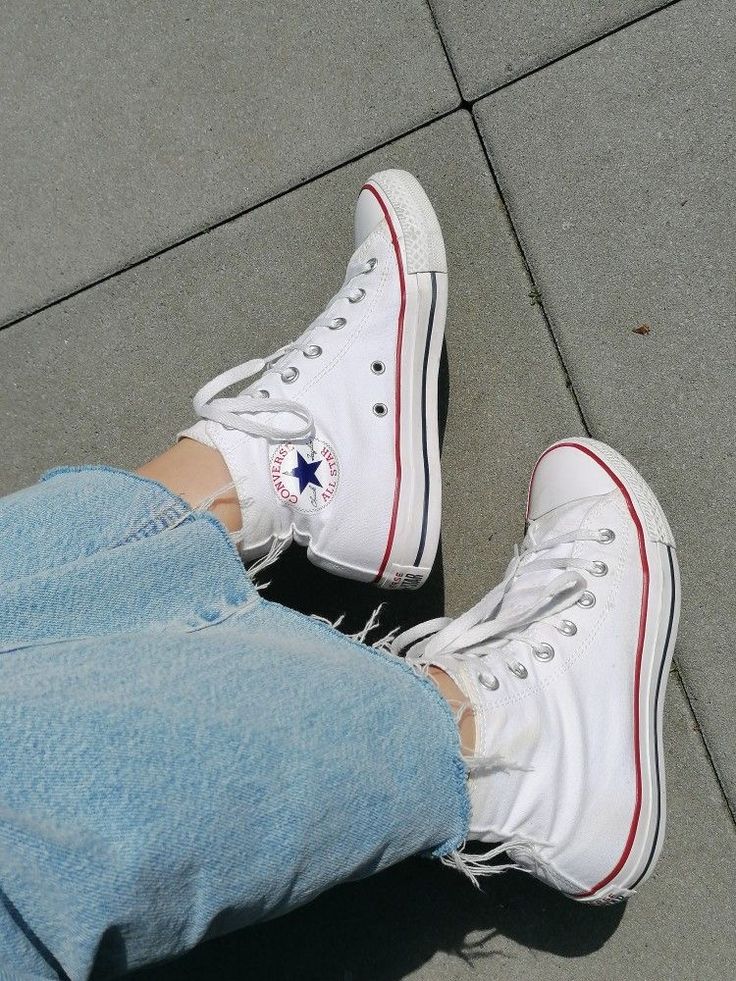 White Converse Aesthetic, Converse Haute, All Star Cano Alto, Aesthetic Converse, White Converse Shoes, White Converse Outfits, Converse Aesthetic, White Chuck Taylors, White High Top Converse