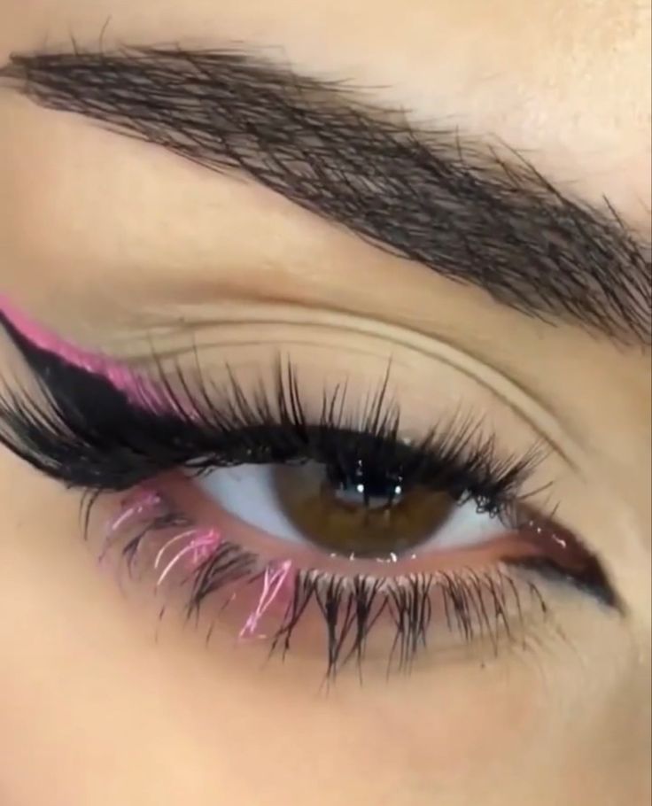 Maquillaje Y2k, Color Eyeliner Makeup, Purple Eyeliner, Pink Eyeliner, Concert Makeup, Prom Eye Makeup, Cute Eye Makeup, Makeup Accesories, Rave Makeup