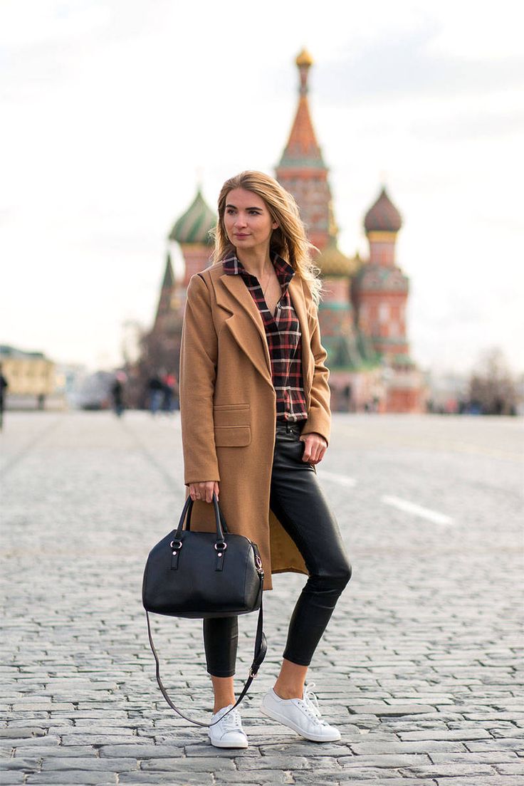 Moscow Street Style - Best Street Style Looks from Moscow Fashion Week - Harper's BAZAAR Russian Woman Style, Loose Coat, Russian Woman, Woman Style, Russian Fashion, Casual Chic Style, Street Style Looks, Look Fashion, Autumn Winter Fashion