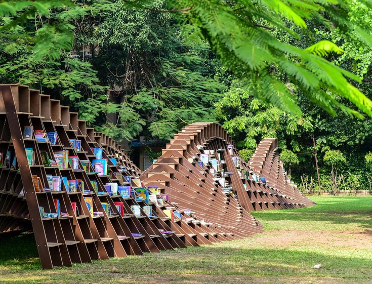 several bookshelves are arranged in the shape of triangulars