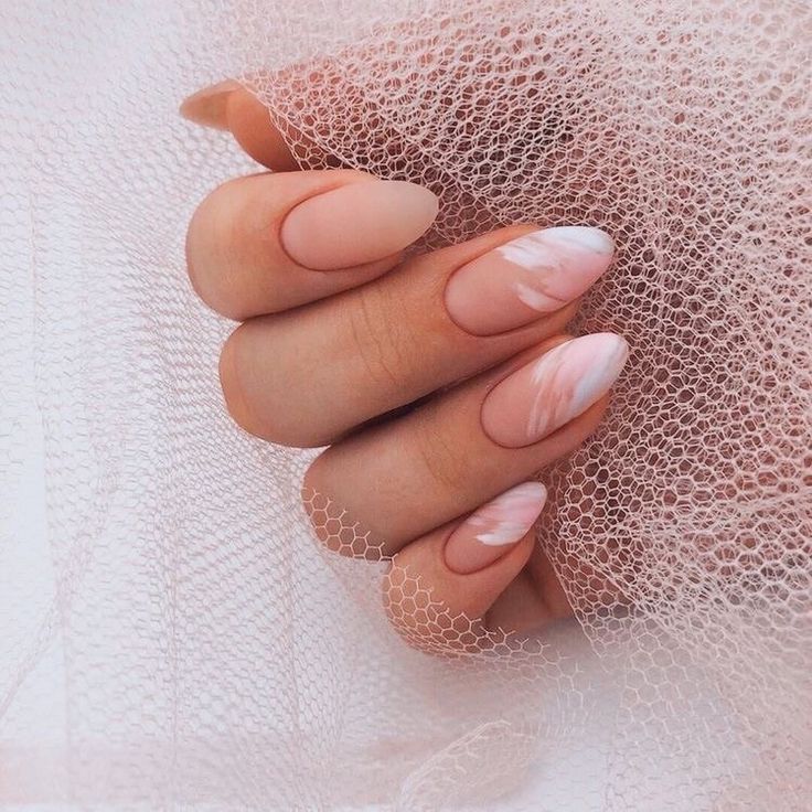 Spring manicures and nail art designs that are minimal, classy, neutral, subtle, and simple for 2021 #spring #manicure #mani #nails #nailart #designs #classy #minimal #neutral #simple Nail Spring, Unghie Sfumate, Kutek Disney, Subtle Nails, Minimal Nails, Designs Nail, Neutral Nails, Minimalist Nails, Fire Nails