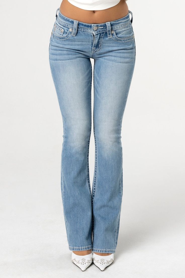 Discover stylish mid rise bootcut jeans for women, perfect for any outfit. Shop the latest in bootcut jeans now! 00s Mode, Hello Kit, Stockholm Style, 2000s Fashion Outfits, Stockholm Fashion, Cute Jeans, Everyday Outfit, Jeans For Women, Perfect Life