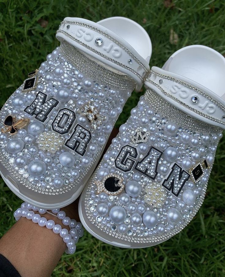 Wedding Crocs, Designer Crocs, Cool Crocs, Crocs With Charms, Bedazzled Shoes Diy, Bedazzled Shoes, Bling Ideas, Pink Crocs, Crocs Fashion