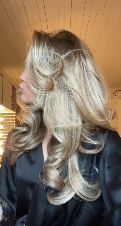 Vs Blowout Hair, Blowout Hair Tutorial Straightener, Blowout Curls Long Hair, Elegant Curls, Hairstyle Prom, Thrift Style, Blonde Layered Hair, Blonde Hair Ideas, Hair Tips Video