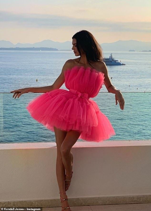 Pink to make the boys pink: The supermodel looked flawless as she showed off her envy-inducing long, lean legs in a hr pink Giambatistta Valli X H&M mini-dress Art Dresses, Kendal Jenner, Afrikaanse Mode, Kendall Jenner Outfits, Jenner Outfits, Glam Style, Jenner Style, Outfits 2022, Kendall Jenner Style