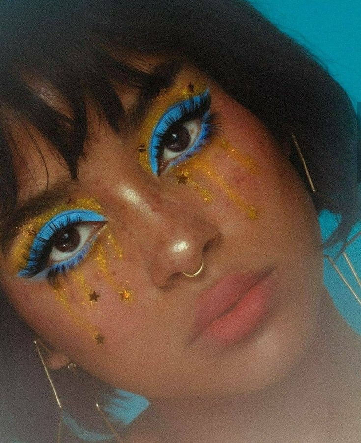 Cool Makeup Designs, Club Kid Makeup, Ocean Makeup, Kali Ledger, Alien Make-up, Halloween Women Makeup, Editorial Make-up, Hippie Makeup, Blue Eye Shadow