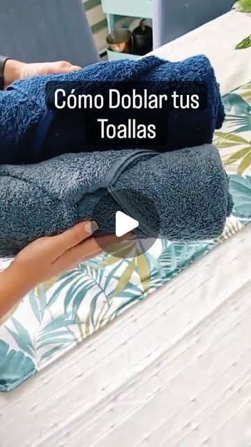 someone is unpacking towels on top of a bed with the words como dolar tus toallas