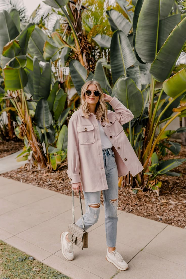 Shacket Outfit Women, Comfy Spring Outfits, Shacket Outfit, Athleisure Trend, Elegante Casual, Fashion Weeks, Pink Jacket, Outfits Casuales, Ripped Jeans