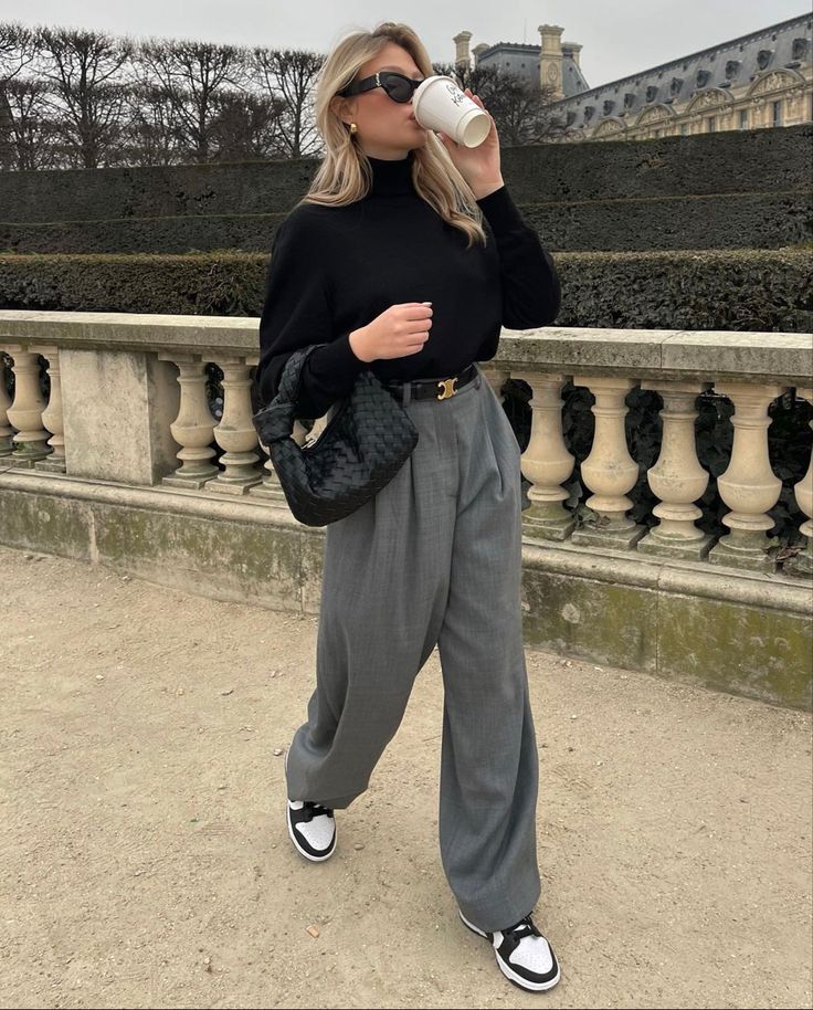 Grey Pants Outfit, Outfit Elegantes, Smart Casual Women, Autumn Winter Outfits, Corporate Outfits, Work Fits, Winter Outfit Inspiration, Grey Trousers, Looks Street Style