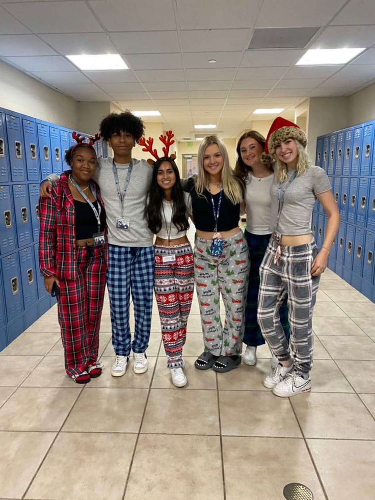 Christmas Pajamas Outfit Ideas, Plaid Day Spirit Week, Pajama Day School Outfits, Pajamas To School Outfit, Pjs At School, Christmas Pj Day At School, Pajamas At School, Flannel Spirit Day, Flannel Day Spirit Week