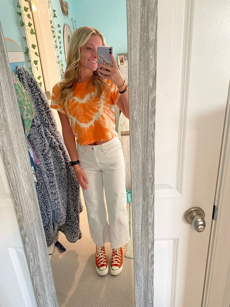 Outfit Indoors School, How To Style Orange Converse, Outfits With Orange Converse, Orange Converse Outfit, Orange Converse High Tops, Light Orange Converse, Converse Orange, Sporty Orange Converse Sneakers, Platform Outfits