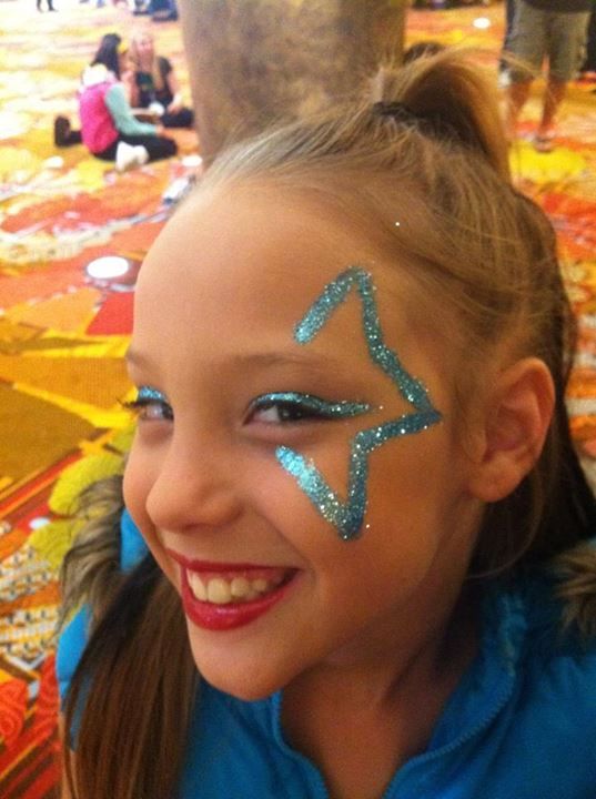 Hip hop makeup Hip Hop Makeup, School Spirit Face Paint, Football Face Paint, Neon Face Paint, Easy Face Painting Designs, Glitter Face Paint, Cheer Makeup, Festival Face Paint, Christmas Face Painting