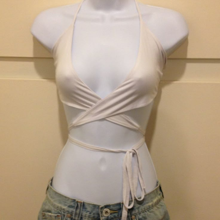 This Top Wraps Around Ties In The Front And Is Very Sexy. I Don't Remember If It Came With A Tag Or Not Since It Was Originally Bought Online (If It Did, Then The Tag Will Still Be Attached) But It Was Never Worn. Diy Edgy Clothes, White Crop Top Outfit, Wrap Halter Top, Super Crop Top, Cropped Halter Top, Wrap Around Top, Chica Cool, Diy Clothes Design, Tie Front Top