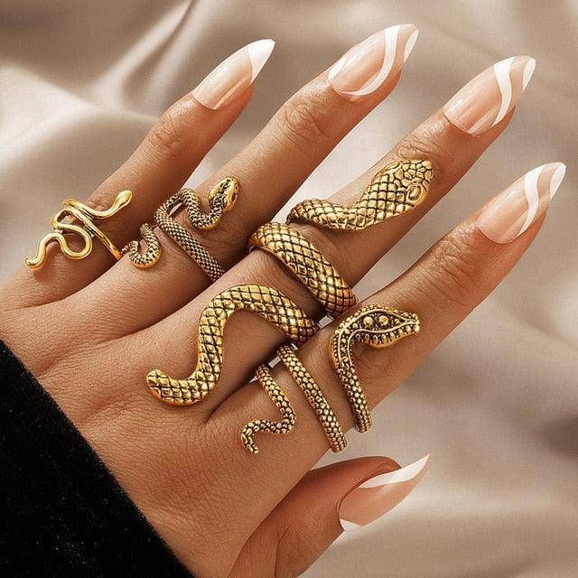 Make a bold statement with the 4 Pcs/Set Texture Snake Ring! This stylish and distinctive ring is designed for those who crave individuality in their jewelry collection. Crafted from high-quality materials, its three-dimensional snake texture adds a captivating edge to any look. The adjustable size ensures a comfortable fit for anyone, making it a versatile accessory for both men and women. Embrace your inner rebel with the punk-inspired design, perfect for those who dare to stand out from the c Long Snake, Serpent Ring, Snake Ring Silver, Snake Jewelry, Gothic Rings, Snake Design, Estilo Punk, Knuckle Rings, Style Punk