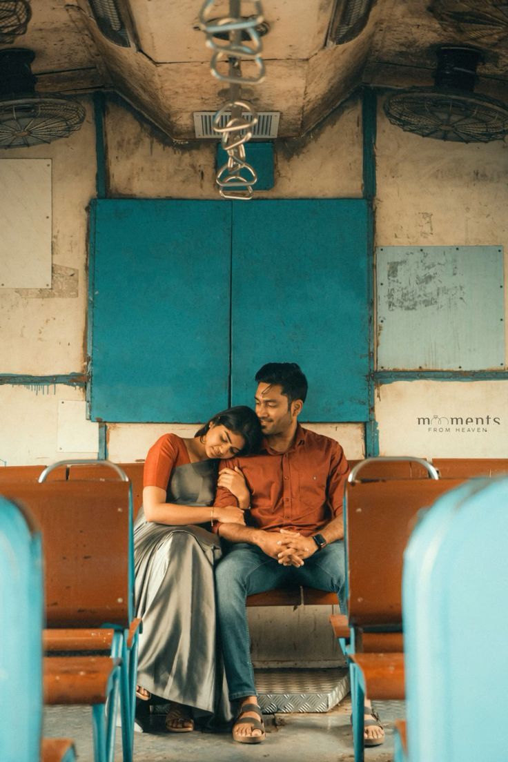 Aesthetic Prewedding Ideas, Mumbai Pre Wedding Photoshoot, Train Couple Photoshoot, Train Shoot Photo Ideas, Photoshoot In Train, Train Couple Aesthetic, Street Prewedding Photo Ideas, Retro Couple Photoshoot, Street Couple Photoshoot