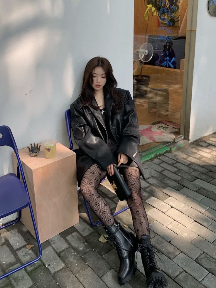 Korean Dark Outfit, Edgy Asian Outfits, Black Jacket Outfit, Black Leather Jacket Outfit, Aesthetics Outfits, Black Outfit Ideas, Grunge Aesthetics, Leather Jacket Girl, Leather Jacket Outfit