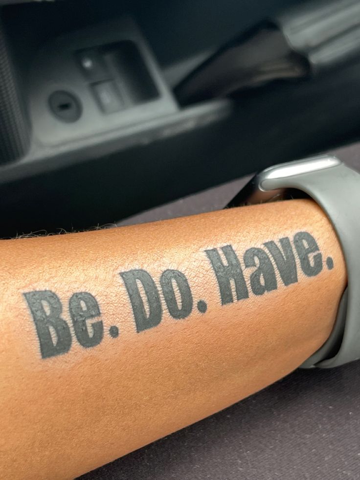 The tattoo on the black girls side forearm reads “Be. Do. Have.” In bold thick lettering. Bold Word Tattoos, Bold Tattoo Fonts, Bold Letter Tattoo, Dark Skin Tattoo, Motivational Tattoos, Inspirational Tattoo, Letter Tattoo, Bold Words, Big Letter