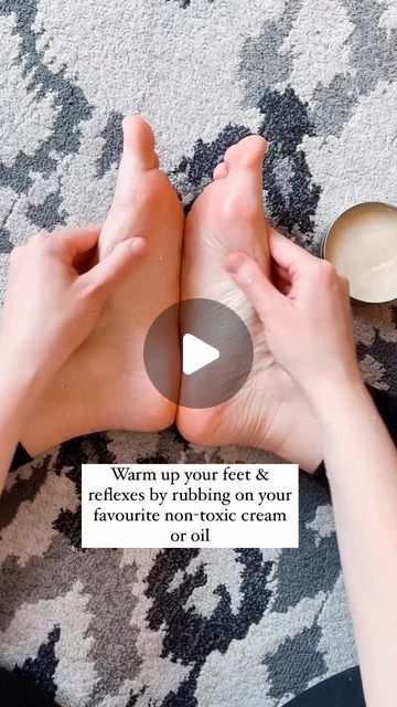 Suzanne Chilton | Foot Guru 👣 on Instagram: "BANISH BACK PAIN 🤸🏾‍♀️🤸🏾‍♀️🤸🏾‍♀️with these simple reflexes!

Follow @footgurureflexology & join my Healing List in my link in profile for more tips & tutorials to your inbox 💌

Back pain is a bummer! We’ve all experienced it at some point and with so many more people working from home during the pandemic, that’s a lot of sitting! #sittingisthenewsmoking 

Try this simple 30 second tutorial to release tension & pain from your spine, promote circulation and jumpstart your body’s natural healing ability! Repeat a few times a day for maximum results and don’t forget to breathe!
1️⃣ Start by waking up your feet & reflexes by massage them with your favourite non-toxic cream or oil.
2️⃣ Locate the spinal reflexes found on the inner (medial) edg Massage Feet Pressure Points, Acupressure Points For Blocked Nose, Accupressure Point For Foot Pain, Feet Healing Points, How To Massage Feet Foot Pain, Acupressure Points For Brain, Foot Pressure Points, Foot Pain Relief Remedies, Spine Care