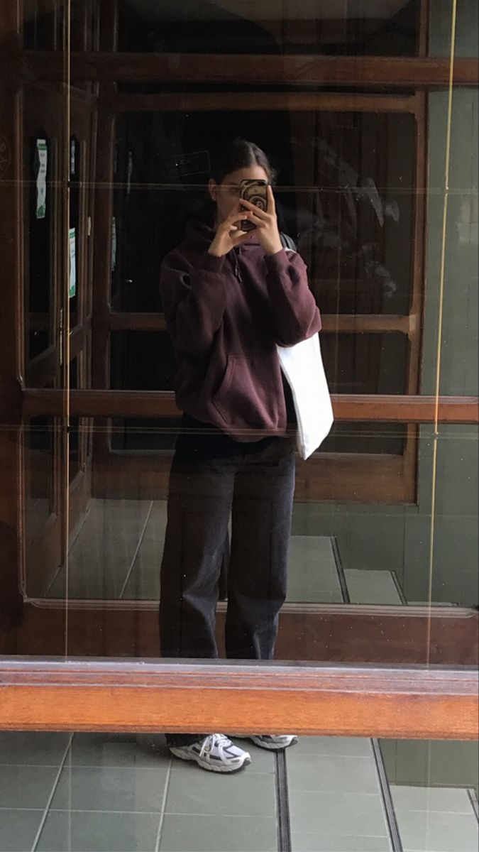 Brown Hoodie Outfit Aesthetic, Outfits With Brown Hoodie, Dark Brown Hoodie Outfit, Brown Hoodie Outfit Woman, Brown Zip Up Outfit, Brown Pullover Outfit, Plain Hoodie Outfit, Brown Hoodie Aesthetic, Dark Brown Sweater Outfit