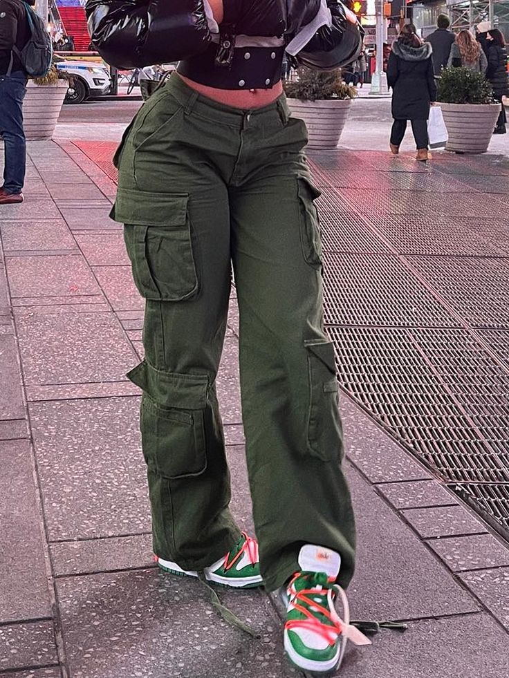 Plus Size Street Style, Cargo Pants Baggy, Streetwear Cargo Pants, High Waisted Cargo Pants, Fits Streetwear, Baddie Outfit, Cargo Pants Outfit, Green Cargo Pants, Jeans Cargo