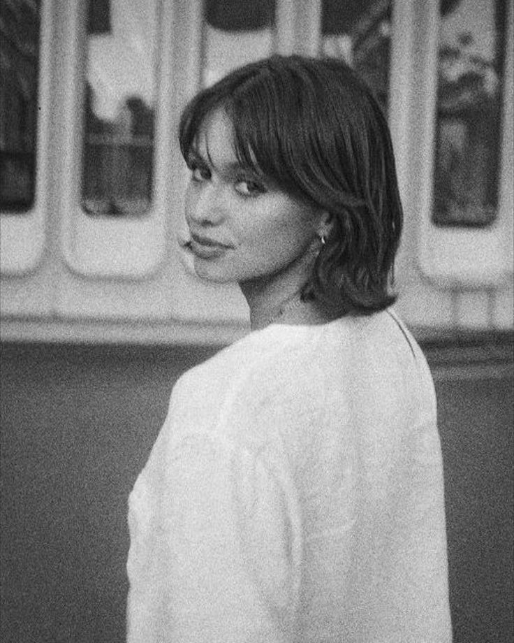 Short Hair Messy Bangs, Fringe Hairstyles Round Face Short, Brunette Bangs Short Hair, Short 90s Bob, Short Hair Big Forehead, 90s Bob Haircut Grunge, Chin Length Hair With Curtain Bangs, Short Curtain Bangs Short Hair, Short Vintage Hair