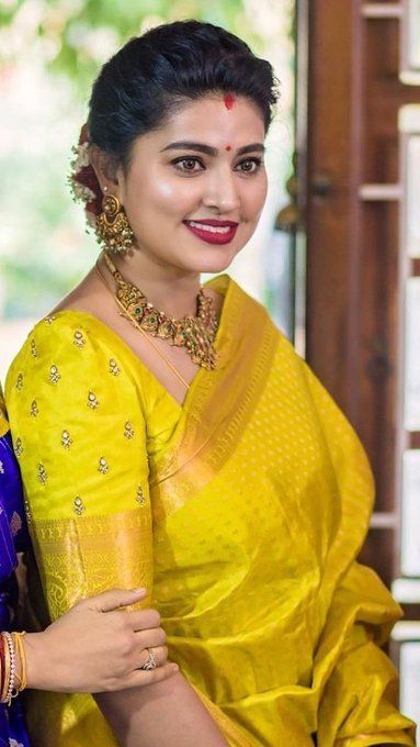 Actress Sneha, Plain Blouse Designs, Traditional Blouse Designs, Beautiful Lipstick, Latest Model Blouse Designs, Cloth Design, Saree Silk, Saree Blouse Designs Latest, Silk Saree Blouse