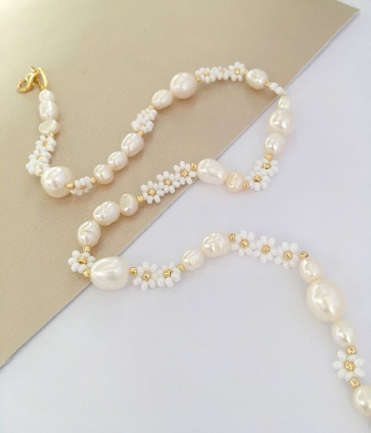 Pearl Beads Ideas, Flowers Necklaces, Necklaces Flower, Flower Bead Necklace, Flower Beading, Beaded Flower Necklace, Beaded Daisy, Pearl Necklace Freshwater, Floating Flower