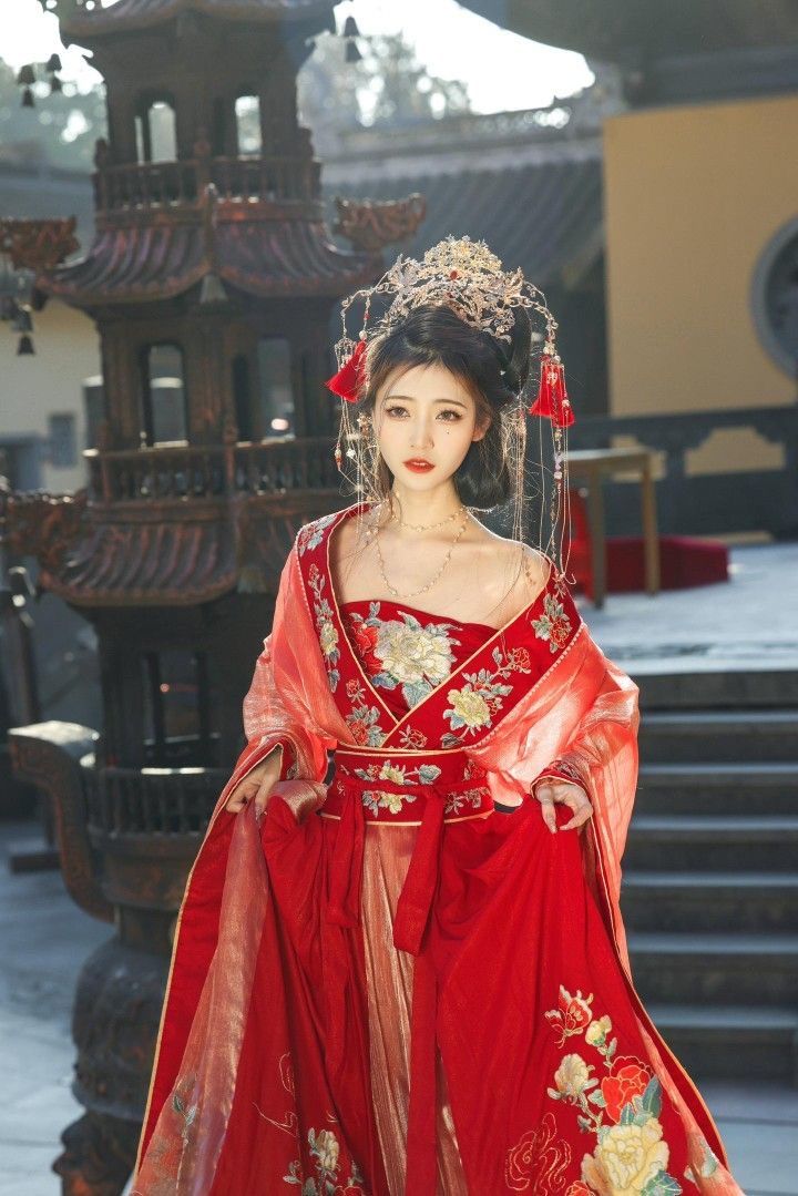 Chinese Wedding Dress Traditional Hanfu, Ancient Chinese Wedding Dress, Chinese Outfits Traditional Women, Japanese Royalty Clothing, Empress Hanfu, Hanfu Wedding Dress, Empress Outfit, Hanfu Red, Female Hanfu