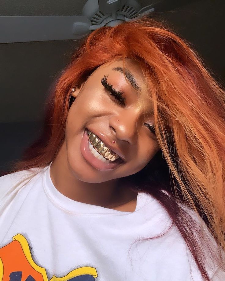 Gold Grillz For Females, Baddie With Grills, Gold Grill Black Woman, Black Women Grillz Aesthetic, Female Grills Teeth Gold, Women With Grillz Gold Teeth, Two Gold Teeth Grillz, Girls With Grills, Girl Grillz