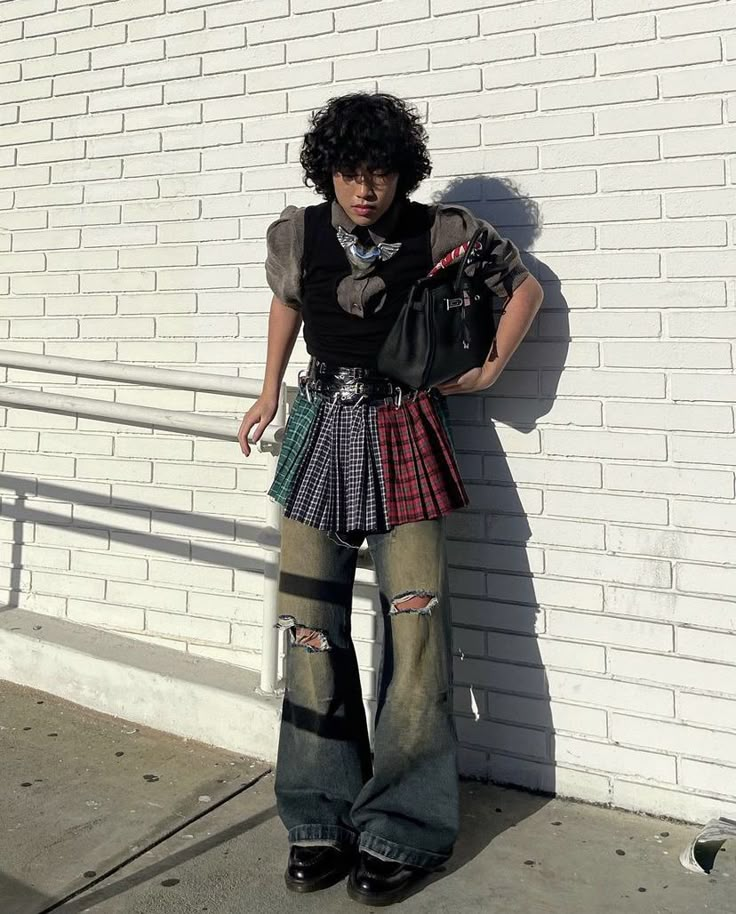 Nonbinary Alt Outfits, Nothingcore Fashion, Nonbinary Club Outfits, Queer Street Style, Eccentric Outfits Men, Gender Fluid Outfit, Soft Punk Fashion, Weird Fashion Aesthetic, Gender Nonconforming Fashion