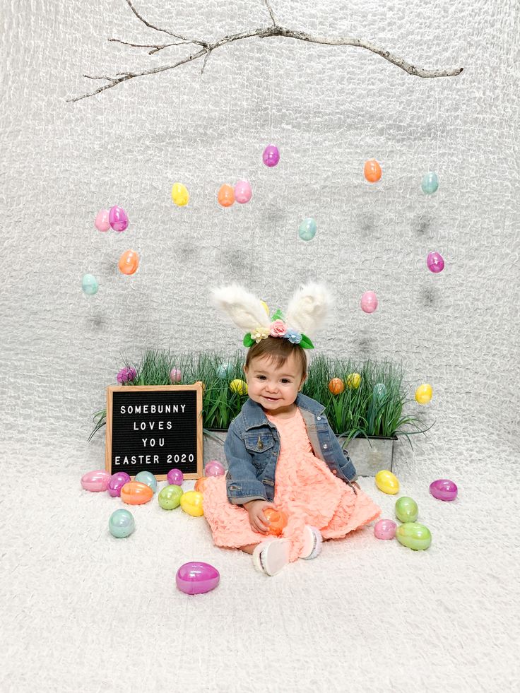 Baby Holiday Pictures, Holiday Baby Pictures, Easter Farmhouse Decor, Baby Easter Pictures, Baby Holiday Photos, Easter Baby Photos, Photo Bb, Vintage Decor Ideas, Somebunny Loves You