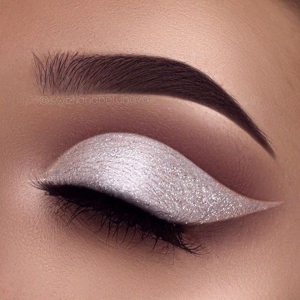 White pearly shadow will refresh your look. On the upper part of the eye, is correctly applied brown shadow which agrees with the girl’s complexion. Below eyebrows again going bright shadow. Glittery Eyeliner, Pageant Makeup, Silver Eye Makeup, Make Up Designs, White Eyeshadow, Prom Eye Makeup, Makeup 101, White Makeup, Beautiful Eye Makeup