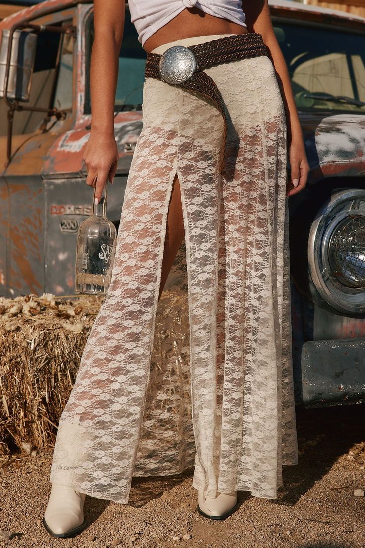 Lace Skirt With Tshirt, Coachella Outfit Inspo 2024, Western Festival Outfits Women, Desert Festival Outfits, Fancy Country Outfits, Festival Looks Outfits, Boho Country Outfits, Casual Festival Outfit, Layered Lace Skirt