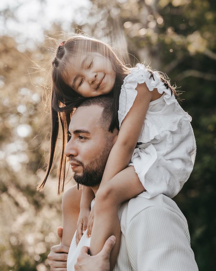 Father Daughter Poses, Father Daughter Photos, Daughter Photo Ideas, Father Daughter Photography, Fathers Day Pictures, Family Photoshoot Poses, Father Photo, Photography Mini Sessions, Family Picture Poses