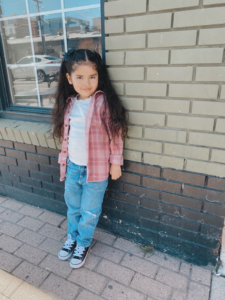 Tomboy girl outfit, kids outfit, girl outfits, girl kid outfits, kids flannel outfits, converse kids outfits, kids clothe ideas, girl clothe ideas, girl clothe inspo Kids Flannel Outfits Girl, Kids Jeans Outfit, Flannel Outfits Girl, Flannel Shirt Outfit, Kids Flannel, Summer Outfits Kids, Flannel Outfits, Tomboy Outfits, Kids Outfits Girls