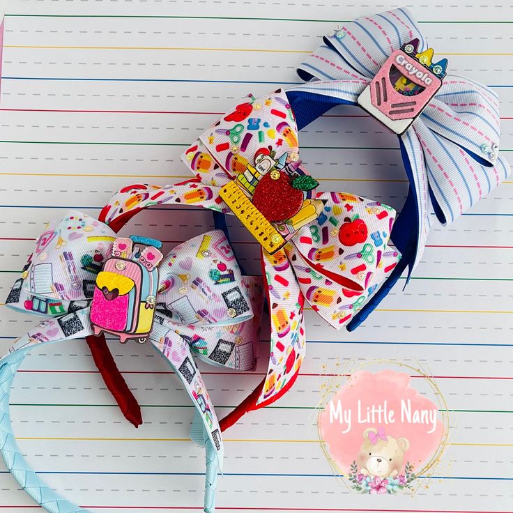 Back to School Shakers Headbands✏️ 📏Bow measure 5.5" inches wide. Grosgrain ribbon headband hair accessory that is sure to please everyone. Beautiful 1.5" wide headbands measure approximately 14 inches end to end. This headband is hand-braided on a non-padded (flat) headband. Embellished with shacker center. THIS LISTING IS FOR ONE (1) WIDTH NON-PADDED HEADBAND Please choose from the options choices listed in the description to place an order for a single-color headband as shown. 🍎Network with Apple 🖍️Royal Blue with Crayons Box 📚Light Blue with Backpack 💖Don't forget to follow us in FB @mylittlenany10 😉Custom orders are welcomed! Contact us! Back To School Headbands, Headbands For Girls, Wide Headbands, Bow Art, Georgetown Tx, Ribbon Headbands, Box Light, Crayon Box, Glitter Hair Bows