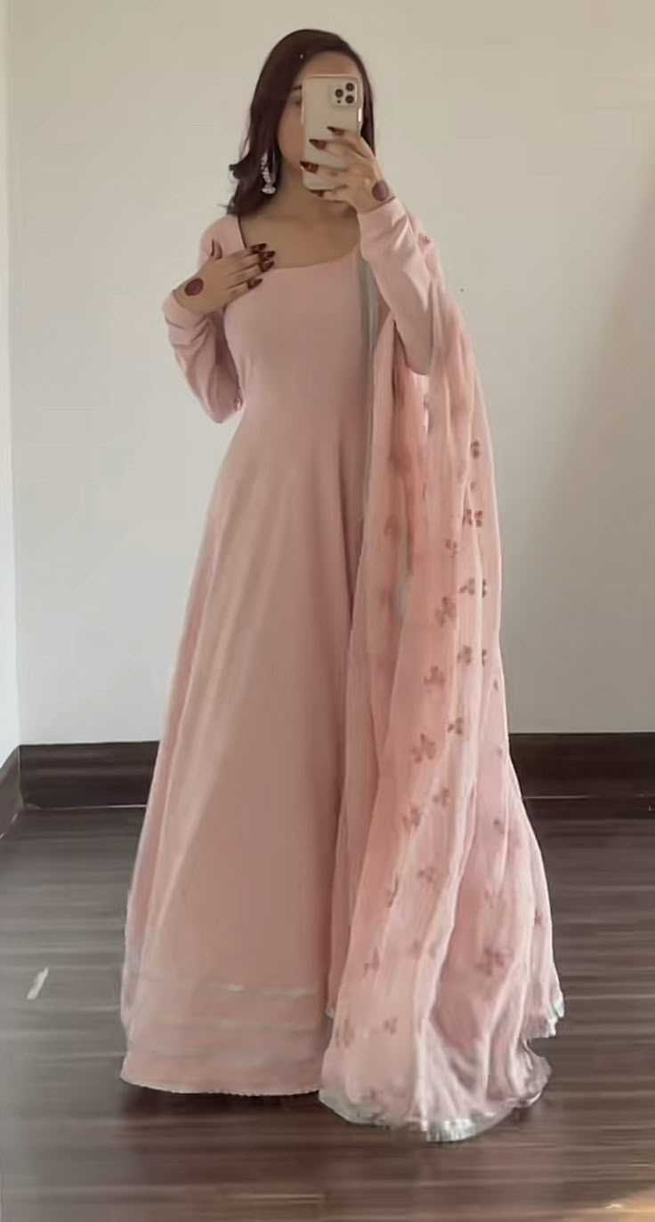 Dress Indian Style Simple, Eid Dress Ideas, Anarkali Suits Designer, Eid Outfit Ideas, Simple Dress Casual, Desi Dress, Desi Fashion Casual, Eid Dresses, Fancy Dresses Long