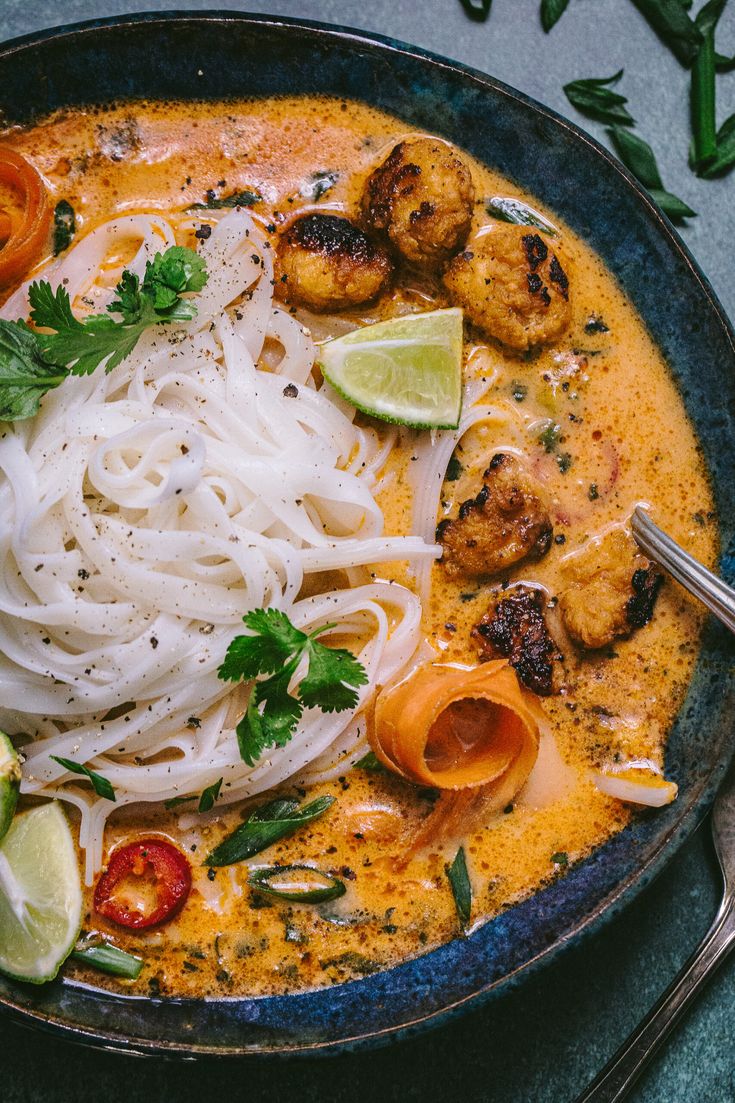 chicken khao soi thai coconut curry noodle soup in a blue bowl