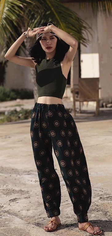 Here are 15 hippie outfits you NEED to copy! These trousers are so cool! #hippieoutfits #summerstyle #festivaloutfits Summer Hippie Outfits, Pakaian Hipster, Looks Hippie, Style Hippy, Stile Boho Chic, Look Boho Chic, Dope Clothes, Outfit Essentials, Estilo Hippy