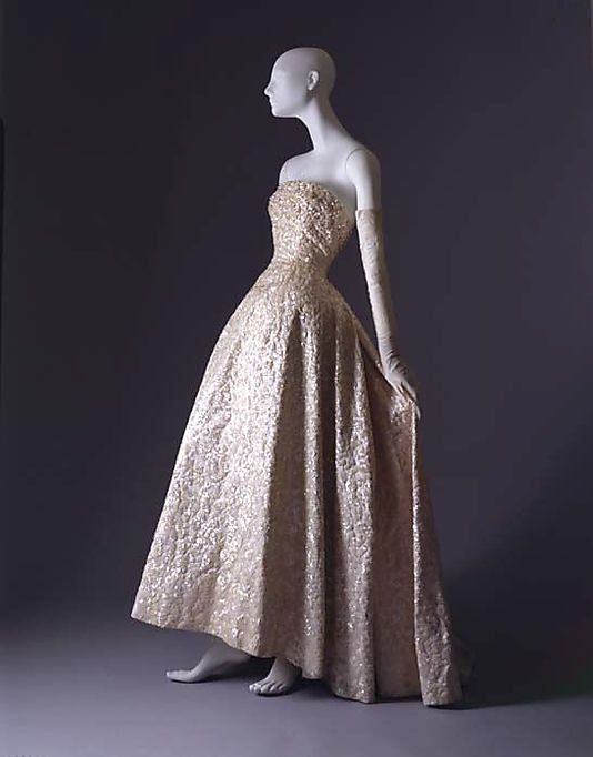 Christian Dior ball gown fall/winter 1953�–1954 House of Dior French from silk, sequins, stones and simulated pearls. Dior Ball Gown, Dior Gown, House Of Dior, Fashion 1950s, Dior Vintage, Couture Mode, Dior Couture, Vintage Glam, Vintage Couture