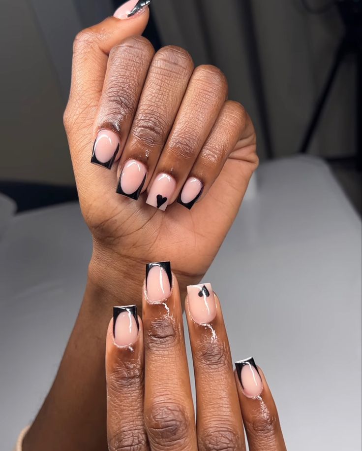 Gel Nails Ideas Short Neutral Design, Classy Work Nails Short, Short Black Nails Black Women, Short Gel Nails Black Women, Short Nails Design Ideas 2024, Short Nail Designs Black Women, Natural Gel Nails Ideas Short, French Noir, Base Nails