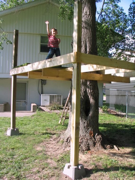 Diy Tree House Ideas, Tree Playhouse, Diy Tree House, Pallet Tree Houses, Tree House Ideas, Cracked Corn, Treehouse Ideas, Simple Tree House, Tree House Plans