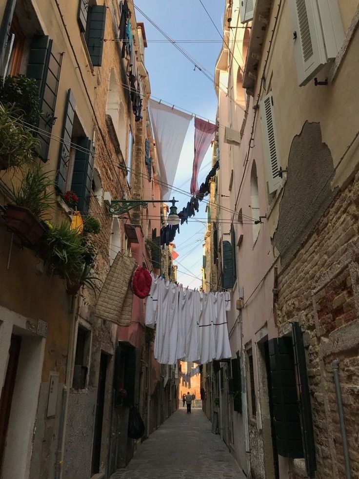 an alley way with clothes hanging from the line