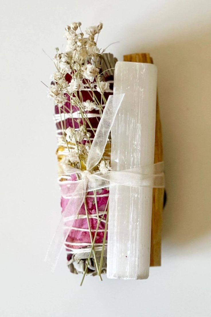 Feel high vibrations and deep healing properties from our Wellness Wand Floral Sage Smudge Bundle, designed to cleanse your space and uplift your spirit. Each bundle is naturally crafted, intertwining the purifying essence of white sage with the loving energy of rose petals, the grounding presence of Palo Santo, and the clarity of a Selenite crystal, all accented with a whisper of baby's breath. This sacred smudge bundle serves as a powerful tool for rituals, offering a pathway to inner peace an Sage Bundles, Sage Wands, White Sage Smudge, Hospital Gifts, Clean Candle, Selenite Crystal, Bespoke Gifts, Smudge Sticks, Minimalist Gifts